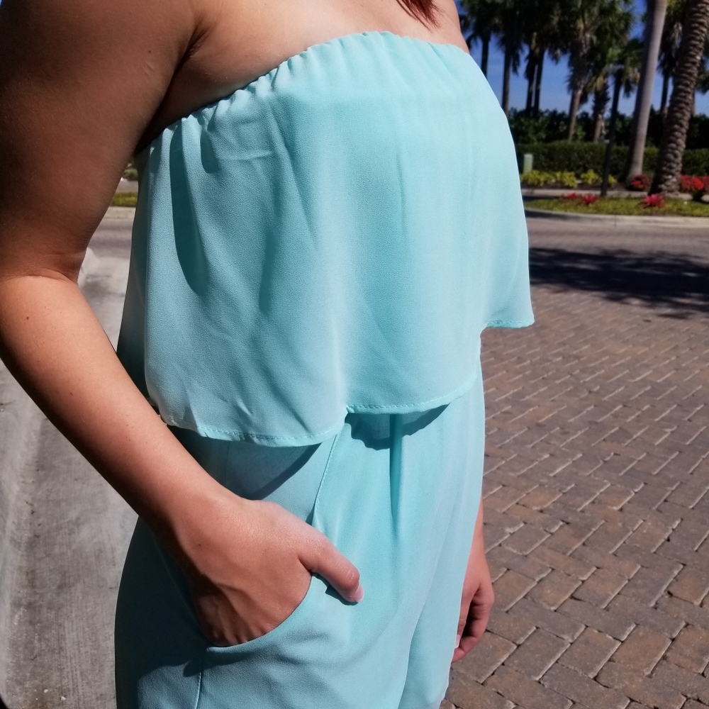  5⭐️ Black Strapless Flutter Romper with Pockets - Picture 4 of 5